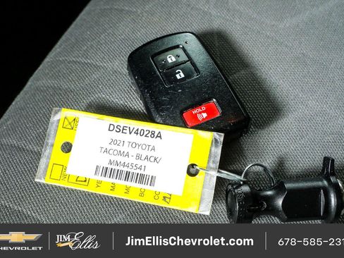 Used 2021 Toyota Tacoma TRD Off-Road w/ Technology Package AWD/4WD image 34