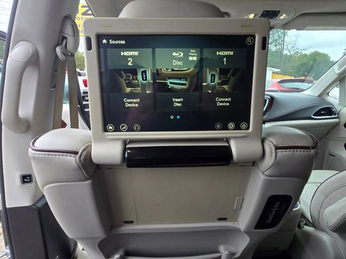 Used 2017 Chrysler Pacifica Limited image 14