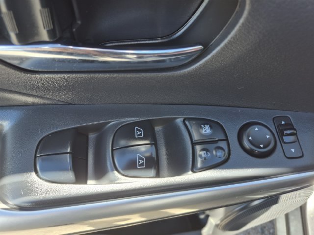 Used 2019 Nissan Kicks SR w/ SR Premium Package FWD image 13