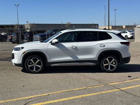 New 2025 Volkswagen Tiguan SE image 2