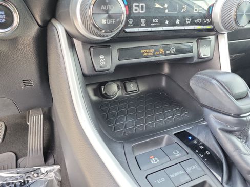 Used 2022 Toyota RAV4 XLE w/ Convenience Package FWD image 20