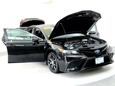 Used 2022 Toyota Camry SE image 9