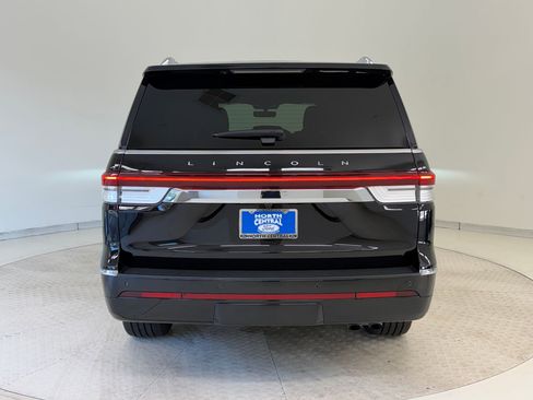 Used 2024 Lincoln Navigator Reserve image 10