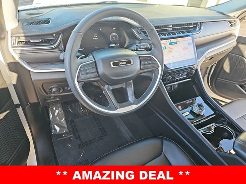 Used 2023 Jeep Grand Cherokee Limited image 16