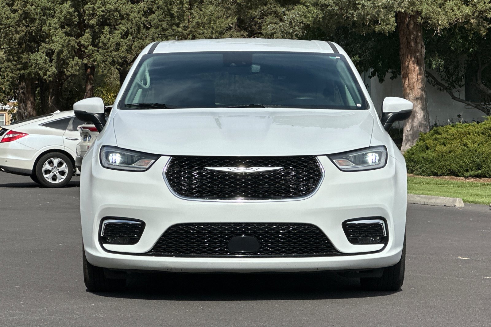 Used 2023 Chrysler Pacifica Touring-L FWD image 9