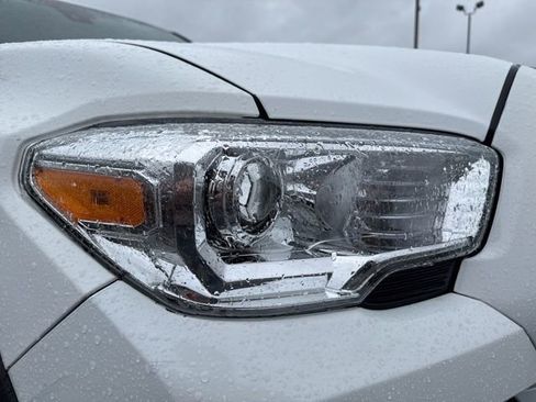 Used 2022 Toyota Tacoma TRD Off-Road image 11