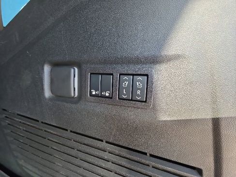 Used 2025 GMC Yukon XL AT4 w/ AT4 Premium Plus Package AWD/4WD image 32