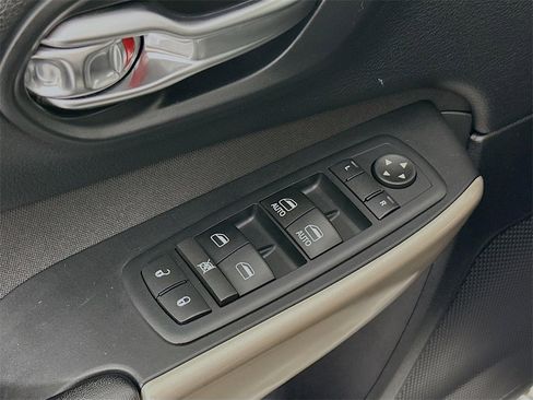 Used 2017 Jeep Cherokee Latitude w/ Cold Weather Group image 20