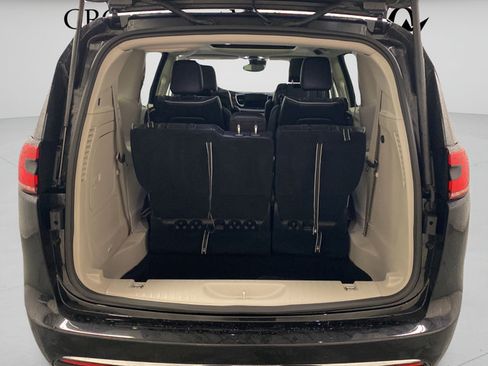Used 2023 Chrysler Pacifica Limited w/ Uconnect Theater Family Group FWD image 31