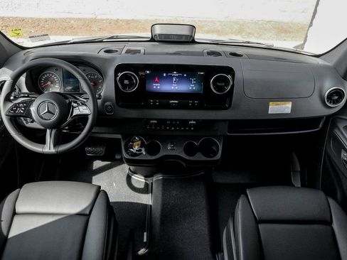 Used 2025 Mercedes-Benz Sprinter 2500 image 21