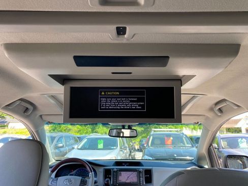 Used 2013 Toyota Sienna XLE w/ Premium Pkg image 24