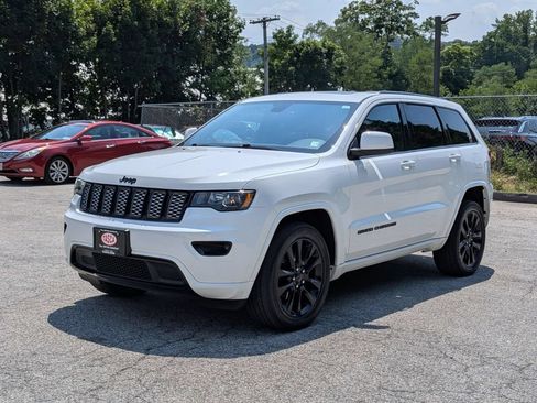 Used 2018 Jeep Grand Cherokee Altitude AWD/4WD image 8