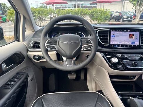 Used 2023 Chrysler Pacifica Limited w/ Uconnect Theater Family Group FWD image 13