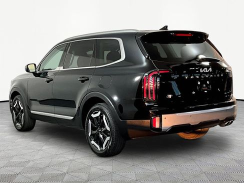 Used 2024 Kia Telluride EX w/ EX Captain's Chair Package FWD image 4