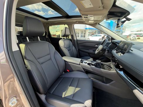 Used 2025 Nissan Rogue SL w/ Tech Package image 12