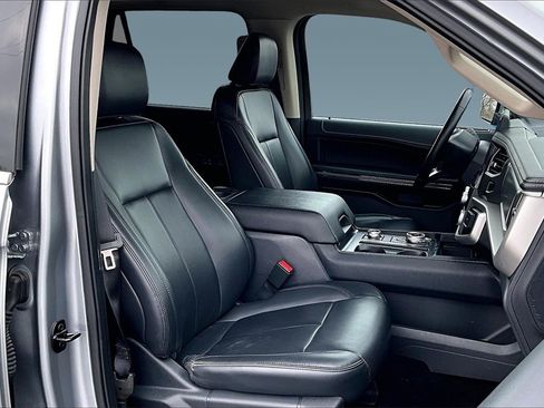 Used 2023 Ford Expedition Max XLT image 4