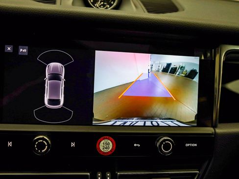 Certified 2025 Porsche Macan image 30