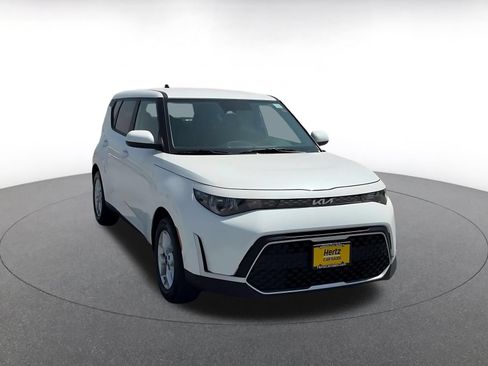 Used 2025 Kia Soul LX w/ LX Technology Package FWD image 3