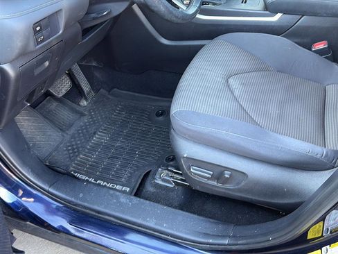 Used 2021 Toyota Highlander LE image 23