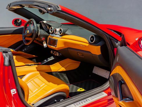 Used 2016 Ferrari California T RWD image 59