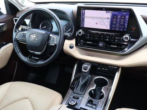 Used 2021 Toyota Highlander Platinum image 11