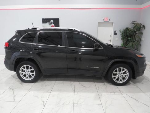 Used 2016 Jeep Cherokee Latitude w/ Comfort/Convenience Group FWD image 2