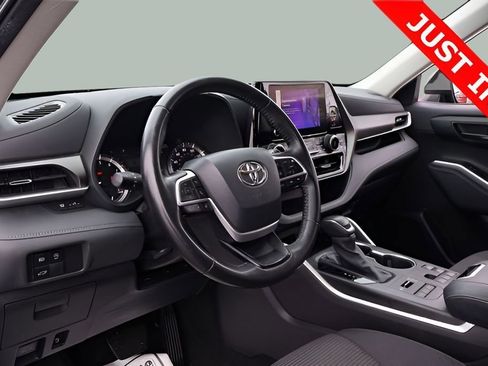 Used 2023 Toyota Highlander LE AWD/4WD image 12