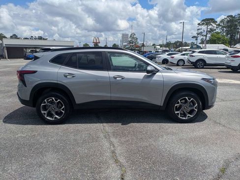 Used 2025 Chevrolet Trax LT FWD image 3