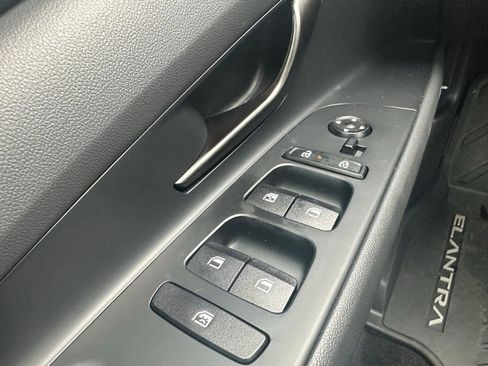 Used 2025 Hyundai Elantra Sport FWD image 11