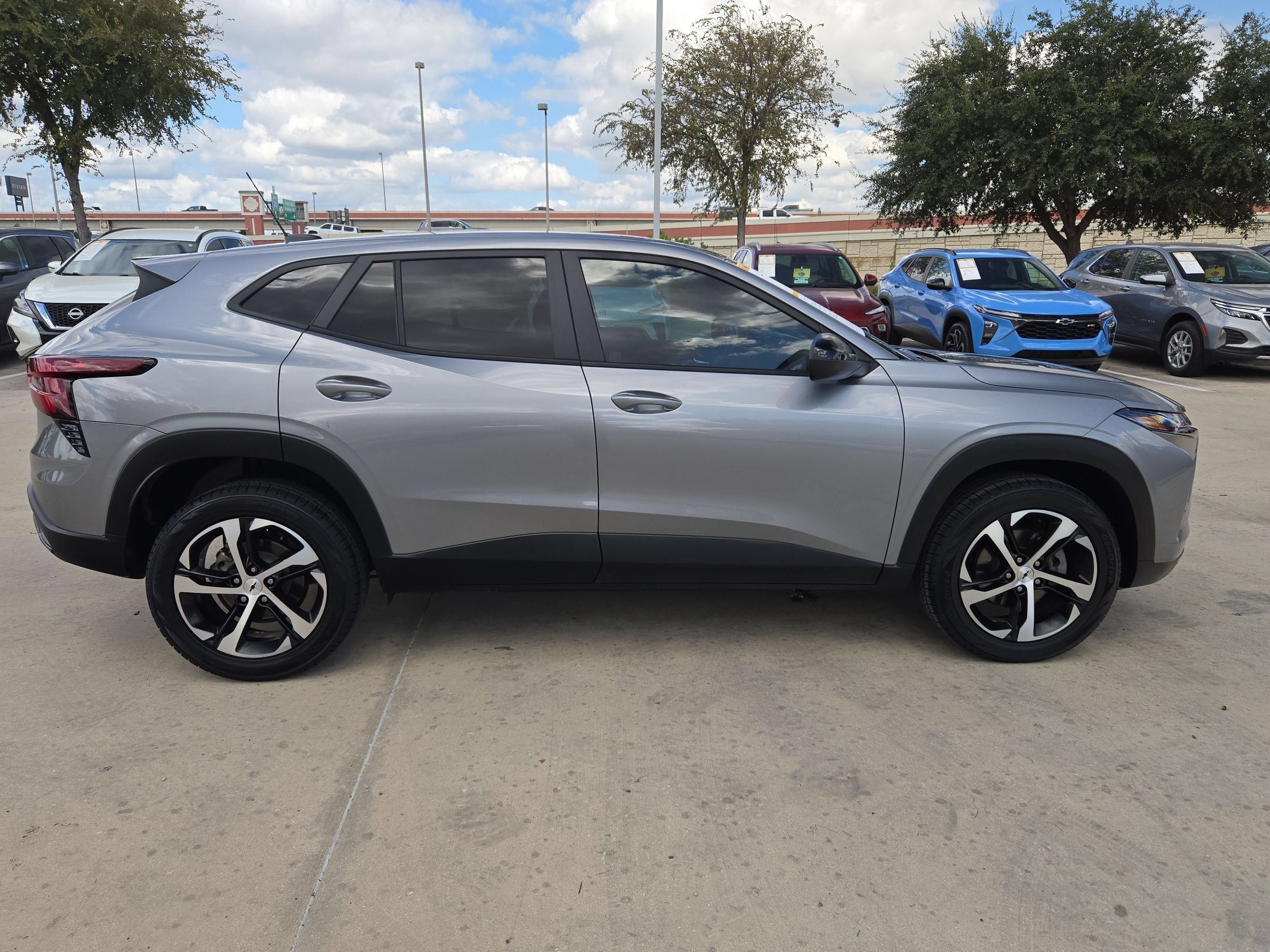 Used 2024 Chevrolet Trax RS FWD image 2