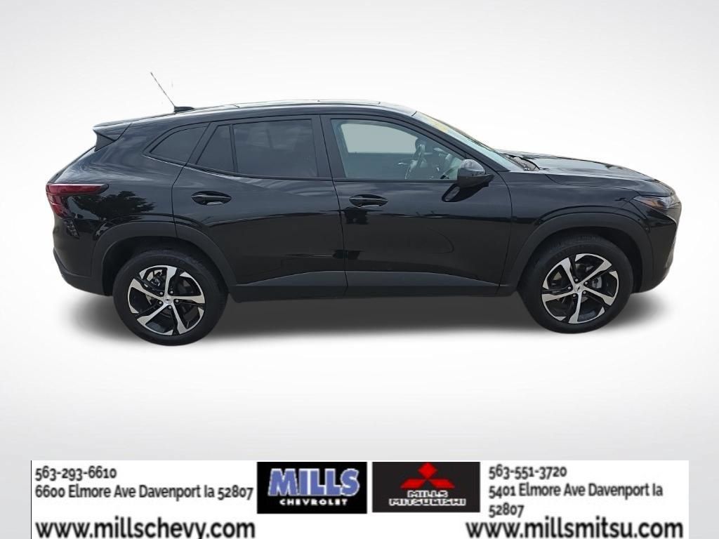 Used 2025 Chevrolet Trax RS w/ Sunroof Package FWD image 6