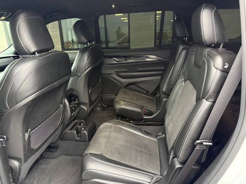 Used 2023 Jeep Grand Cherokee L Laredo image 7