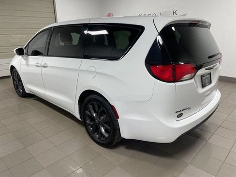 Used 2019 Chrysler Pacifica Touring Plus w/ S Appearance Package FWD image 4