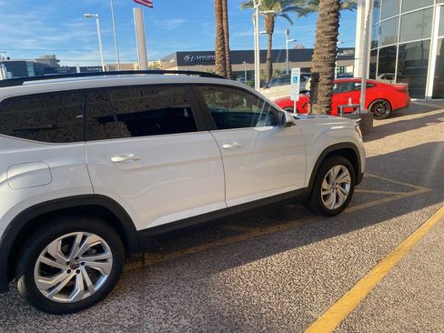 Used 2023 Volkswagen Atlas SE w/ Panoramic Sunroof Package image 9