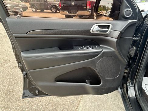 Used 2018 Jeep Grand Cherokee Laredo AWD/4WD image 14
