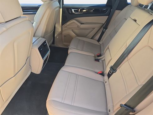 Used 2023 Porsche Cayenne image 18