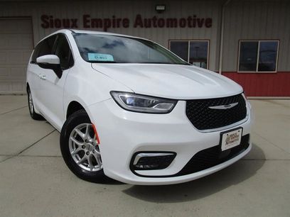 Used 2023 Chrysler Pacifica Touring-L
