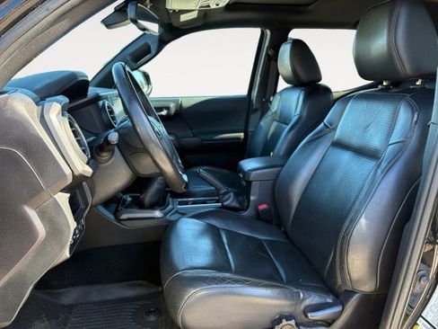 Used 2019 Toyota Tacoma TRD Off-Road w/ TRD Premium Off Road Package image 2