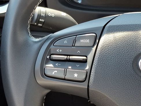 Certified 2025 Hyundai Venue Limited FWD image 19