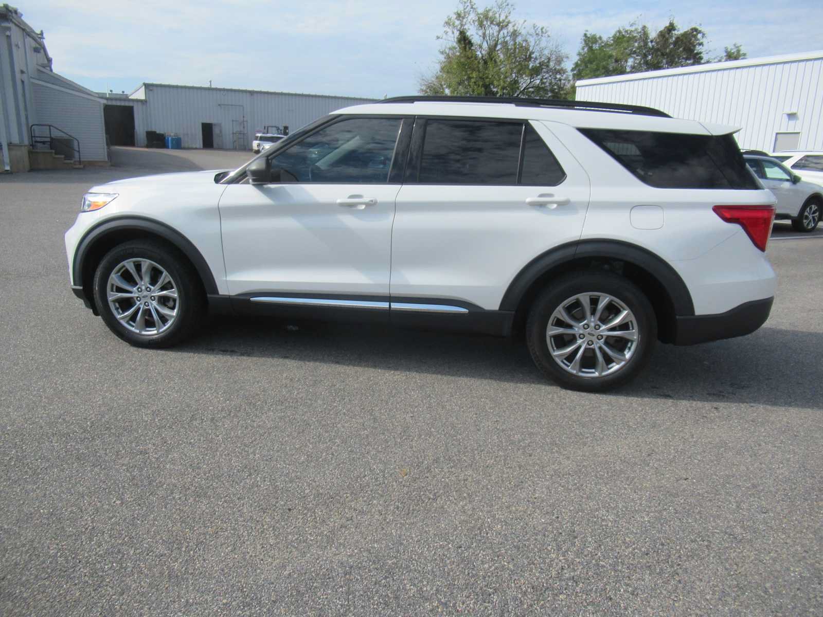 Used 2020 Ford Explorer XLT w/ Equipment Group 202A AWD/4WD image 8