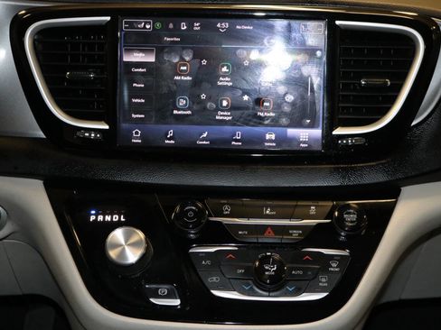 Used 2023 Chrysler Pacifica Touring-L image 35