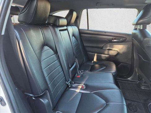 Used 2023 Toyota Highlander XLE FWD image 19