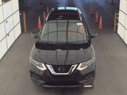 Used 2020 Nissan Rogue SV FWD image 2