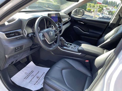 Certified 2024 Toyota Highlander XLE AWD/4WD image 9