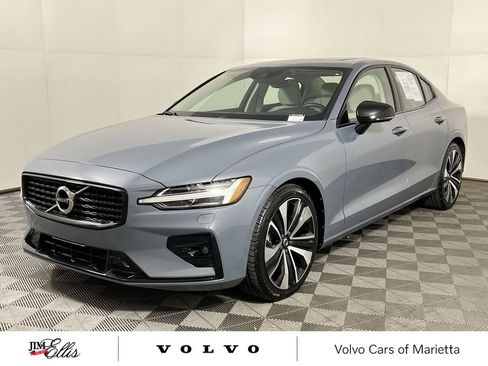 Used 2022 Volvo S60 B5 Momentum w/ Premium Package image 5