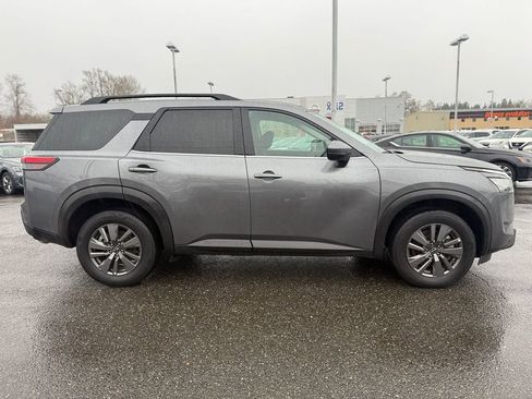 Used 2024 Nissan Pathfinder SV image 8