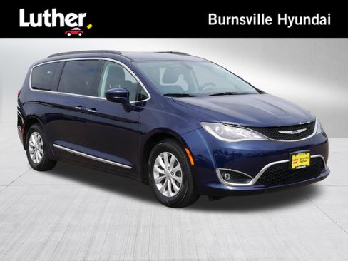 Used 2017 Chrysler Pacifica Touring-L FWD image 1