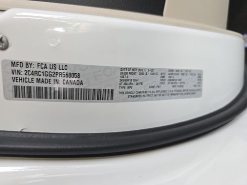 Used 2023 Chrysler Pacifica Limited FWD image 33