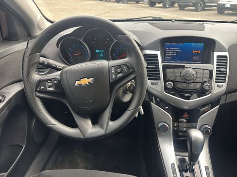 Used 2015 Chevrolet Cruze LT w/ Technology Package image 12