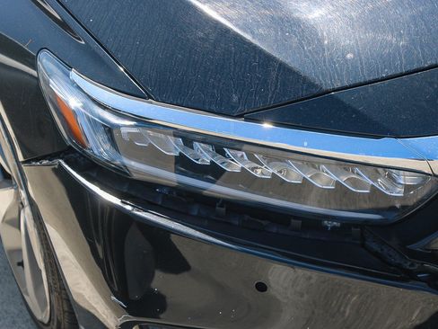 Used 2018 Honda Accord Touring image 2